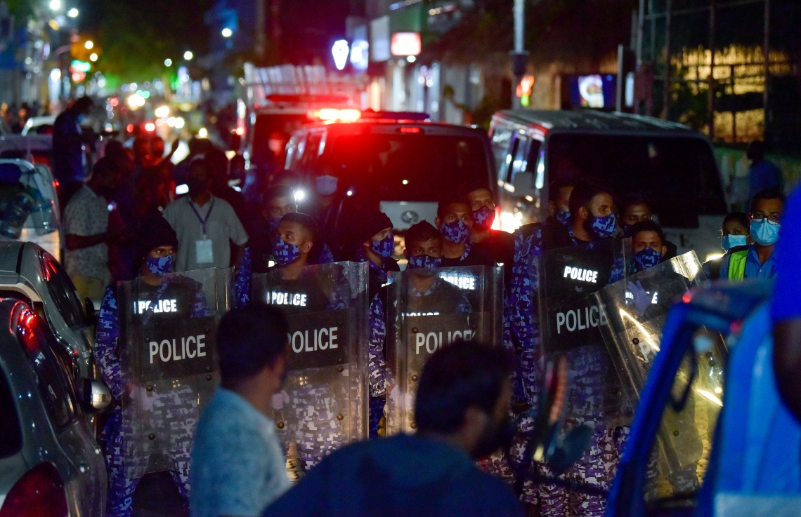 މާލެ: އޭޕްރިލް 28، 2021: "ދޭތިން އެކައްޗަށް" ނަމުގައި އިދިކޮޅު ޕީޕީއެމް/ޕީއެންސީ އިން ބޭއްވި މުޒާހަރާ: މުޒާހަރާ އިން ފުލުހުންގެ ބެލުމުގެ ދަށަށް ގެންދިޔަ އެންމެން ވަނީ ޖޫރިމަނާކޮށް ދޫކޮށްލާފައި.-- ފޮޓޯ: އަހުމަދު އަވްޝަން އިލްޔާސް /މިހާރު