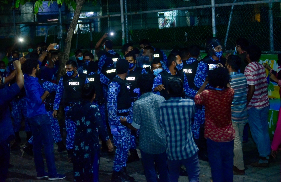 މާލެ: އޭޕްރިލް 28، 2021: "ދޭތިން އެކައްޗަށް" ނަމުގައި އިދިކޮޅު ޕީޕީއެމް/ޕީއެންސީ އިން ބޭއްވި މުޒާހަރާ: މުޒާހަރާ އިން ފުލުހުންގެ ބެލުމުގެ ދަށަށް ގެންދިޔަ އެންމެން ވަނީ ޖޫރިމަނާކޮށް ދޫކޮށްލާފައި.-- ފޮޓޯ: އަހުމަދު އަވްޝަން އިލްޔާސް /މިހާރު