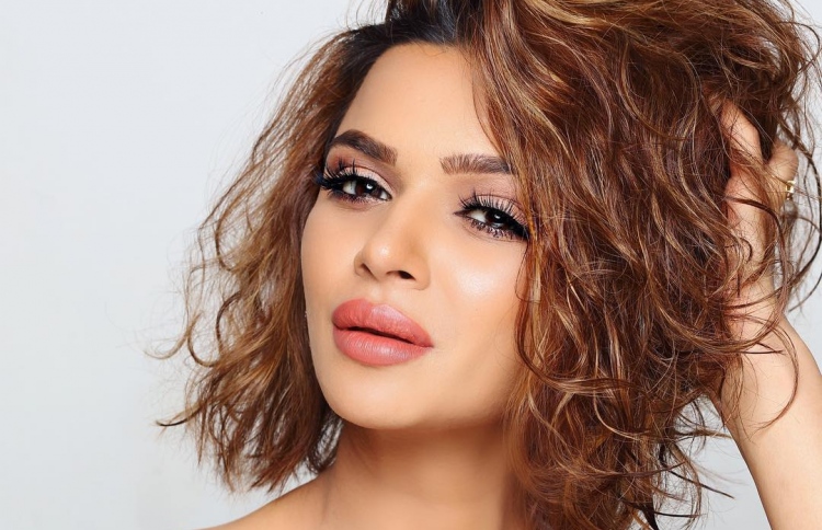 ޓީވީ ބަތަލާ އާޝްކާ އެކްޓިން ދޫކޮށްލައިފި