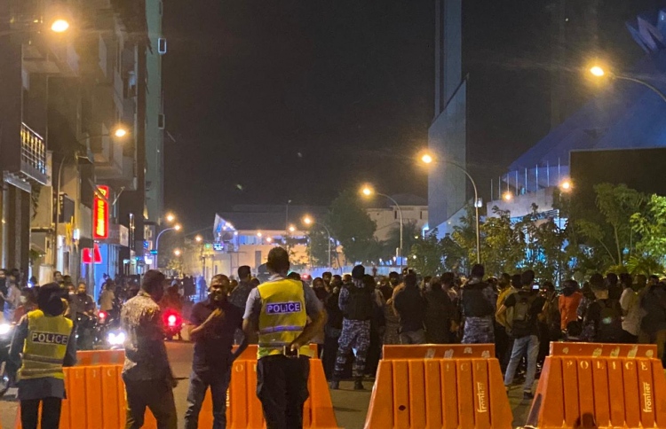 ޕޮލިހަށް ގެންދިޔަ 12 މީހުން ޖޫރިމަނާކޮށް ދޫކޮށްލައިފި