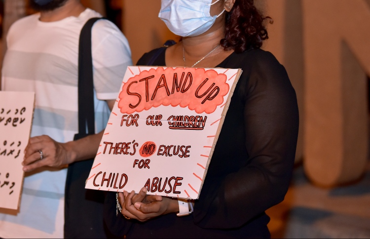 ދަރިވަރުންނާ ބެހުނުކަމުގެ ތުހުމަތު ޓީޗަރަކަށް