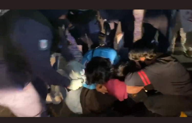 މޭޑޭގެ މުޒާހަރާ:ދެ ފުލުހަކު ޓްރެއިނިން ފުރިހަމަނުކުރޭ