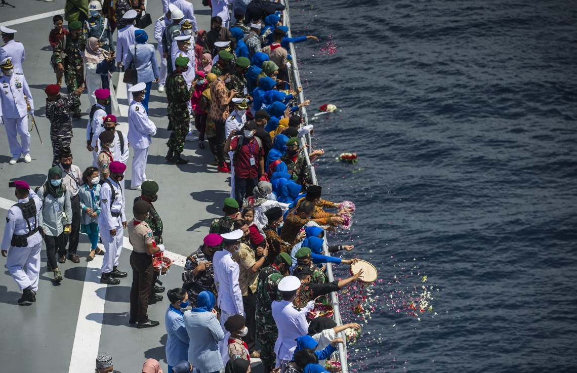 ސަބްމެރިން ފެތުނު ތަނަށް އާއިލާތަކުގެ މީހުން އިއްޔެ މާ އަޅަނީ. --ފޮޓޯ:އޭއެފްޕީ