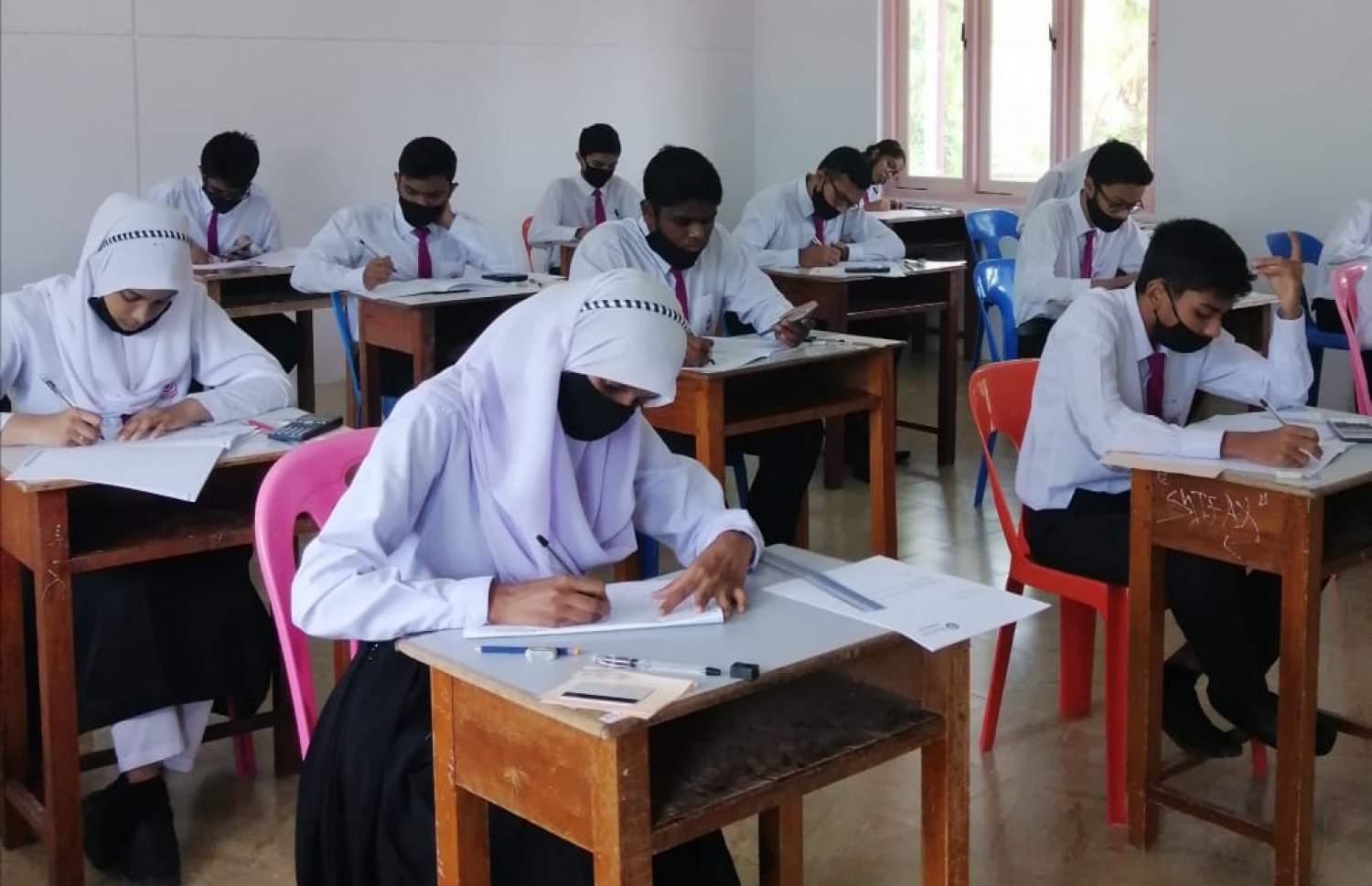 އައްޑޫ ހައި ސްކޫލްގައި ދަރިވަރުން އޭ ލެވެލް އިމްތިހާނު ހަދަނީ: އެ ސްކޫލްގައި ޓީޗަރަކާއި ދަރިވަރަކާ ދެމެދު ހިނގި ހަމަނުޖެހުމާ އެކު ދަރިވަރުންގެ އަހުލާގާ މެދު ބޮޑު ބަހުސެއް ވަނީ ފެށިފައި. -- ފައިލް ފޮޓޯ