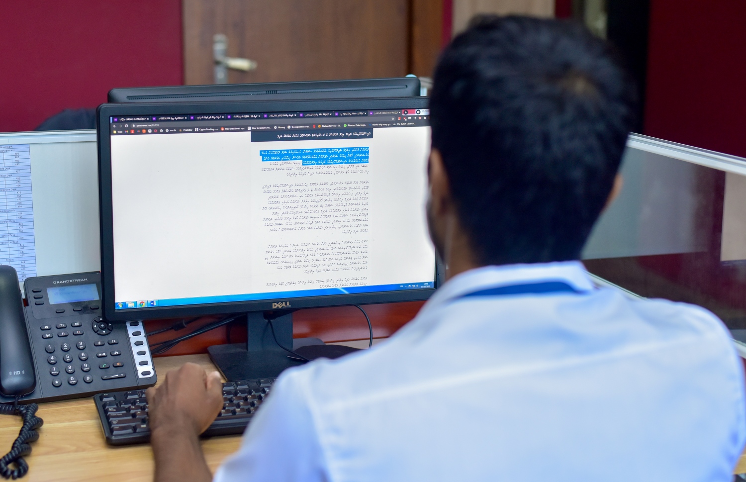 މާލެ: މޭ 3، 2021: ޕީއެސްއެމްގެ ނޫސްވެރިއަކު ނިއުސްރޫމުގައި މަސައްކަތްކުރަނީ.-- ފޮޓޯ: ނިޝާން އަލީ /މިހާރު