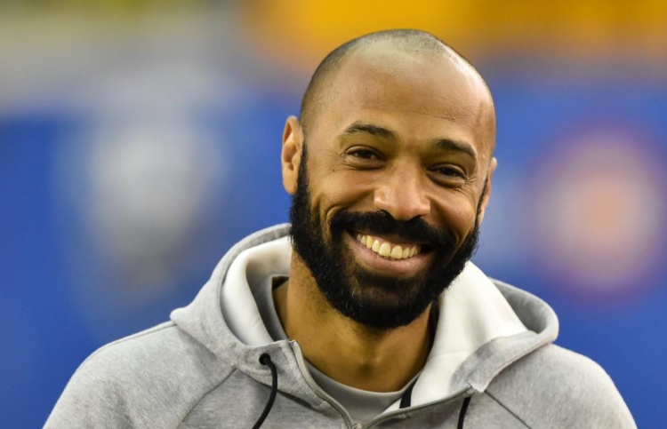 އާސެނަލް ގަންނަން އުޅޭ ބިލިއަނަރުގެ ފަހަތުގައި އޮންރީ