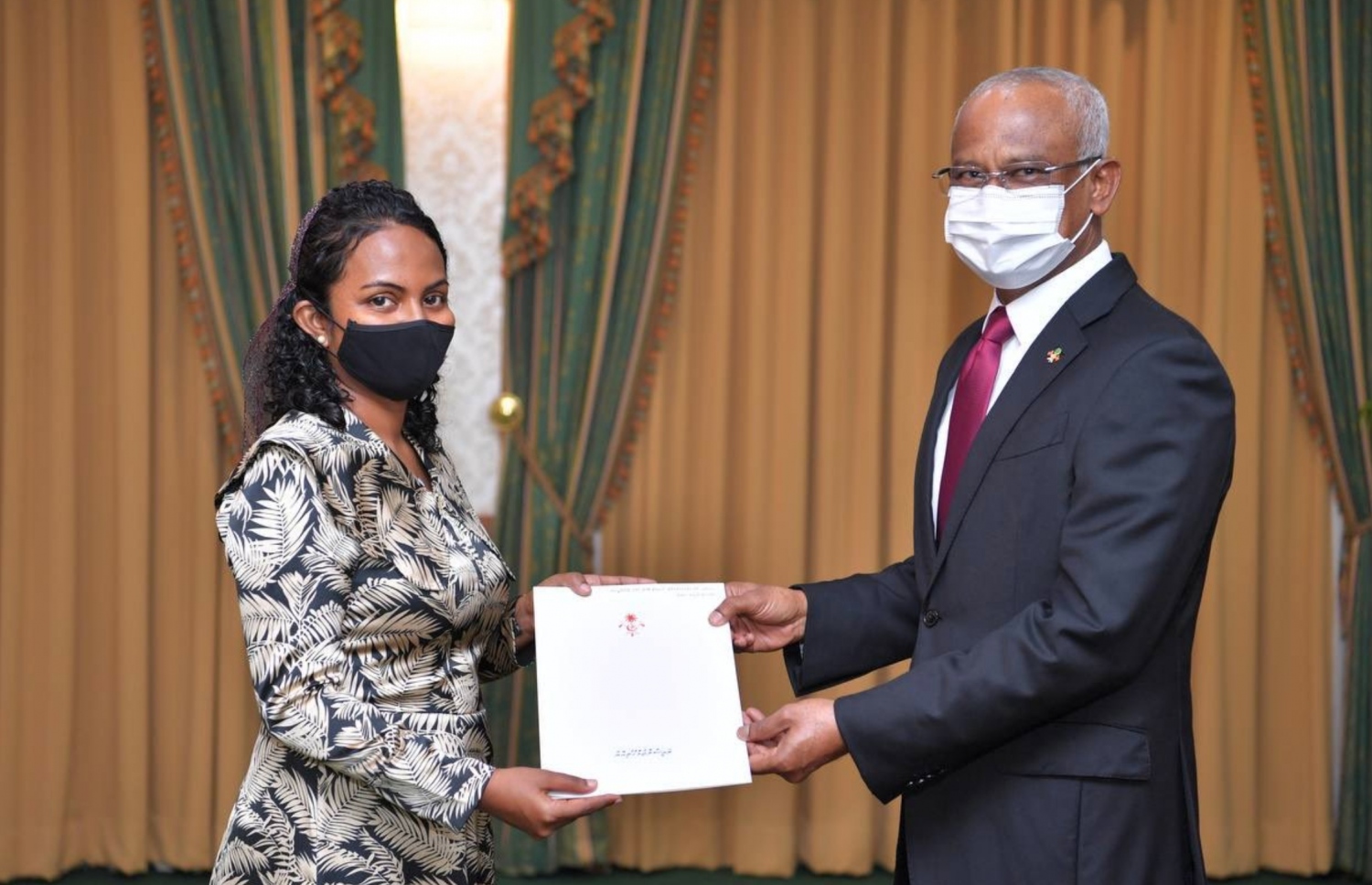 ތިމާވެއްޓާ ބެހޭ މިނިސްޓަރު ކަމަށް އައްޔަން ކުރައްވައި ޝައުނާ އަށް ރައީސް ފަތްކޮޅު ދެއްވަނީ -- ފޮޓޯ | ރައީސް އޮފީސް