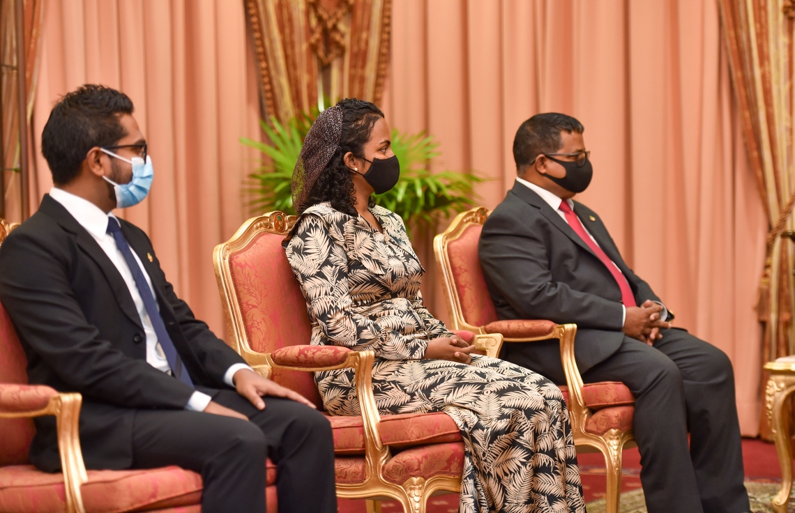 މާލެ: މޭ 6، 2021: ފިޝަރީޒް މިނިސްޓަރަކަށް އައްޔަންކުރެއްވި ޑރ. ހުސެން ރަޝީދު ހަސަނާއި(ކ)، އެންވާރްމަންޓް މިނިސްޓަރަކަށް އައްޔަން ކުރެއްވި އައިމިނަތު ޝައުނާ(މ)، އަދި ރައީސް އޮފީހުގެ ޕޮލިސީ ސެކްރެޓަރީގެ މަގާމަށް އައްޔަން ކުރެއްވި އަހުމަދު ހަމްދާން، މަގާމުގެ ހުވާ ކުރެއްވުމަށް ފަހު، ރައީސް އިބްރާހިމް މުހައްމަދު ސޯލިހާއި ބައްދަލު ކުރައްވަނީ-- ފޮޓޯ: ރައީސް އޮފީސް