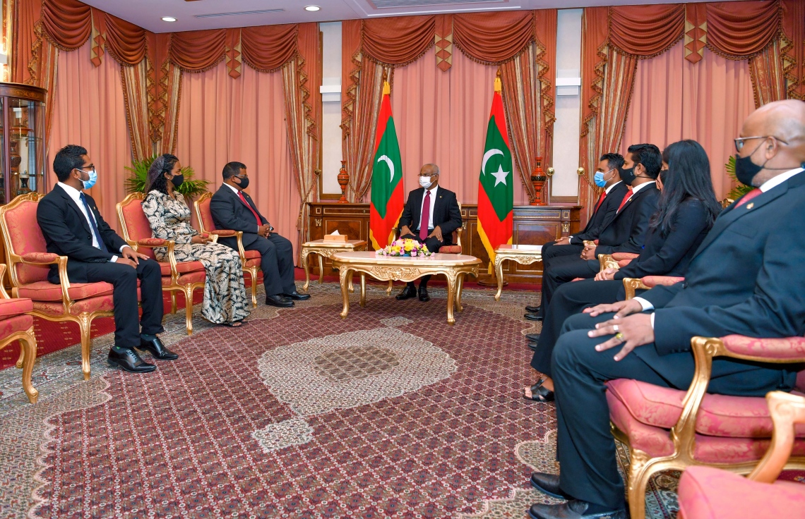 މާލެ: މޭ 6، 2021: ކެބިނެޓަށް އައްޔަން ކުރެއްވި ބޭފުޅުންނާ، ރައީސް އިބްރާހީމް މުހައްމަދު ސޯލިހު ބައްދަލު ކުރައްވާ ވާހަކަ ދައްކަވަނީ-- ފޮޓޯ: ރައީސް އޮފީސް