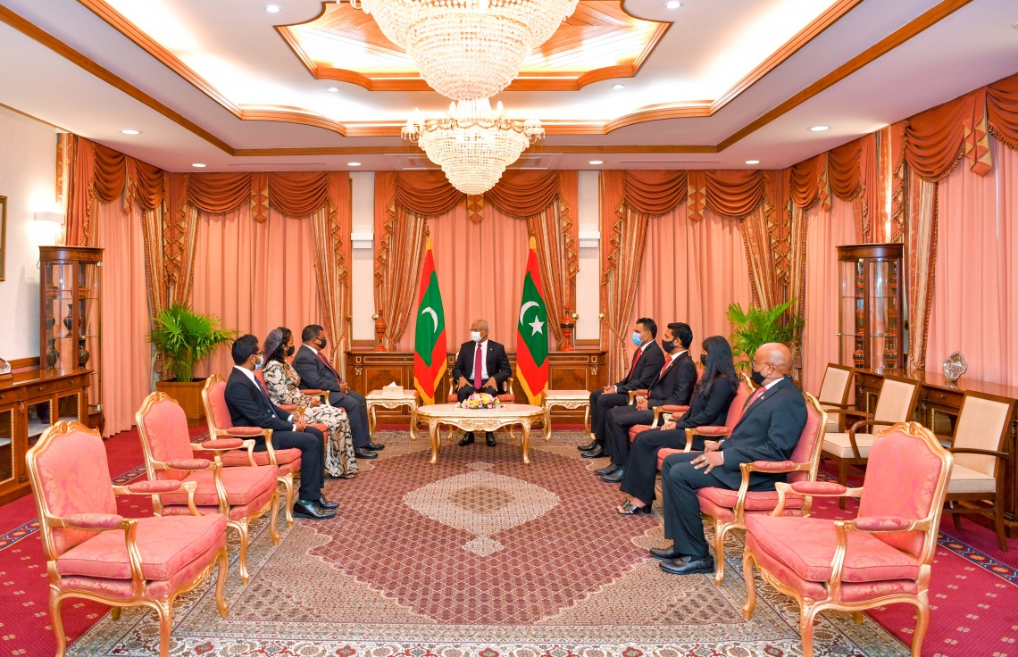 މާލެ: މޭ 6، 2021: ކެބިނެޓަށް އައްޔަން ކުރެއްވި ބޭފުޅުންނާ، ރައީސް އިބްރާހީމް މުހައްމަދު ސޯލިހު ބައްދަލު ކުރައްވާ ވާހަކަ ދައްކަވަނީ-- ފޮޓޯ: ރައީސް އޮފީސް