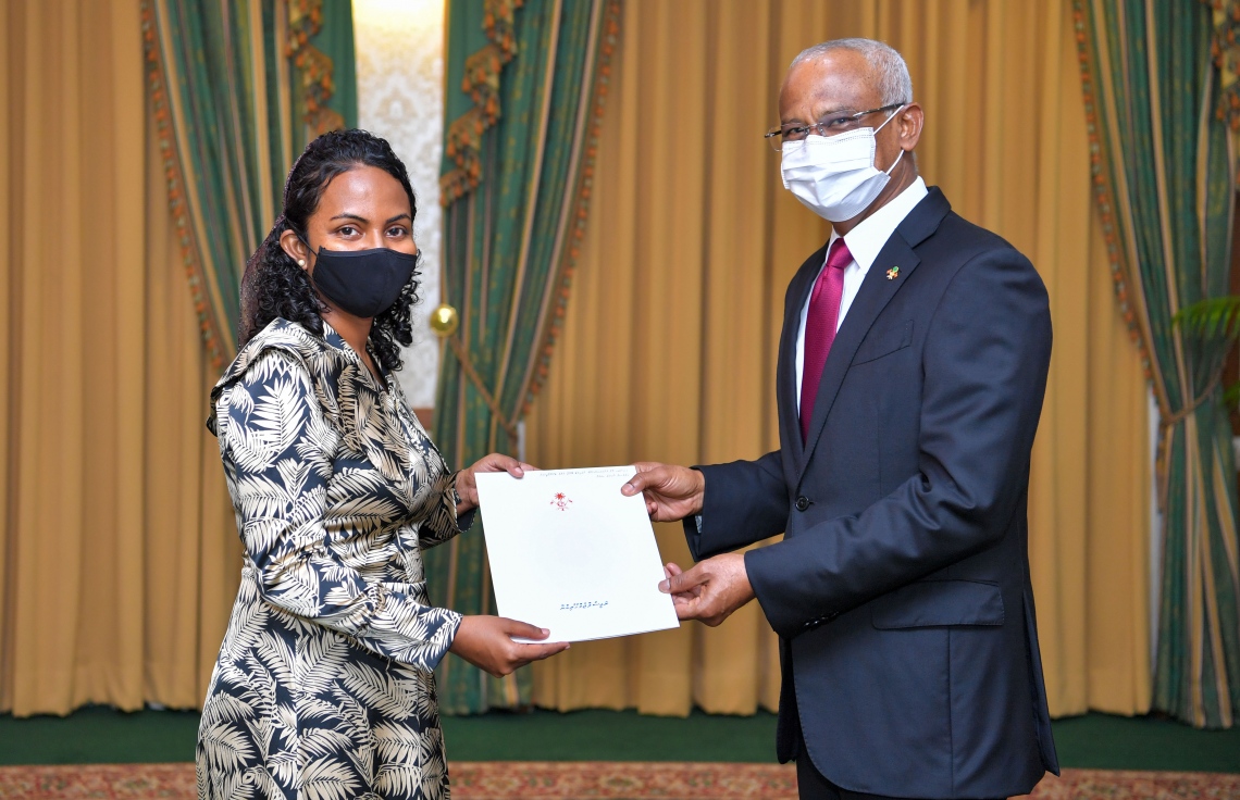 މާލެ: މޭ 6، 2021: އެންވާރްމަންޓް މިނިސްޓަރަކަށް އައްޔަންކުރެއްވި އައިމިނަތު ޝައުނާ އަށް، ރައީސް އިބްރާހީމް މުހައްމަދު ސޯލިހު މަގާމުގެ ލިޔުން ހަވާލުކުރައްވަނީ-- ފޮޓޯ: ރައީސް އޮފީސް