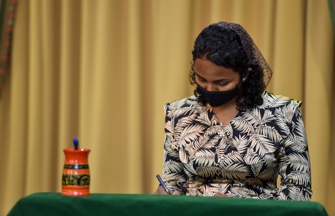 މާލެ: މޭ 6، 2021: އެންވަޔަރްމަންޓް މިނިސްޓަރަކަށް އައްޔަންކުރެއްވި އައިމިނަތު ޝައުނާ މަގާމުގެ ހުވާކުރެއްވުމަށް ފަހު، އެކަމާ ގުޅޭ ލިޔުންތަކުގައި ސޮއިކުރައްވަނީ.-- ފޮޓޯ: ރައީސް އޮފީސް