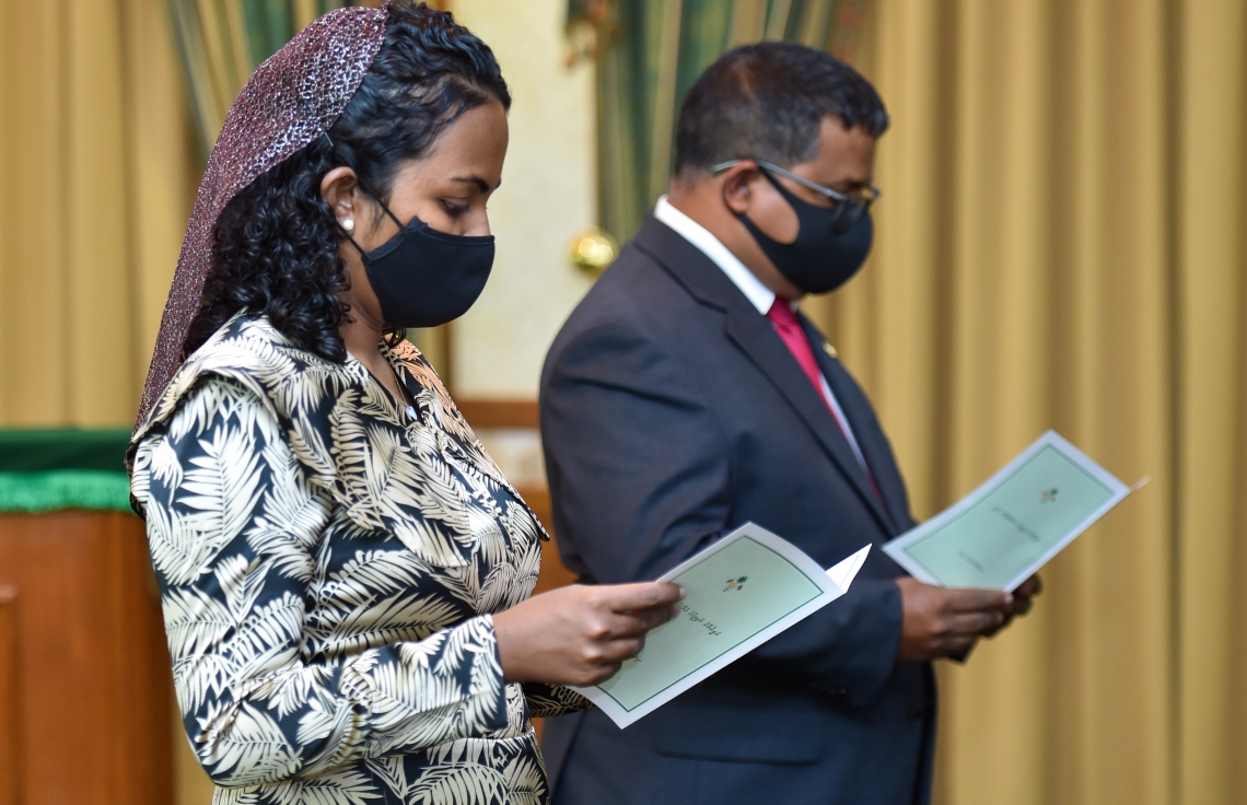 މާލެ: މޭ 6، 2021: ފިޝަރީޒް މިނިސްޓަރަކަށް އައްޔަންކުރެއްވި ޑރ. ހުސެން ރަޝީދު ހަސަނާއި(ކ)، އަދި އެންވާރްމަންޓް މިނިސްޓަރަކަށް އައްޔަން ކުރެއްވި ޝައުނާ(ވ)، މަގާމުގެ ހުވާ ކުރައްވަނީ.-- ފޮޓޯ: ރައީސް އޮފީސް