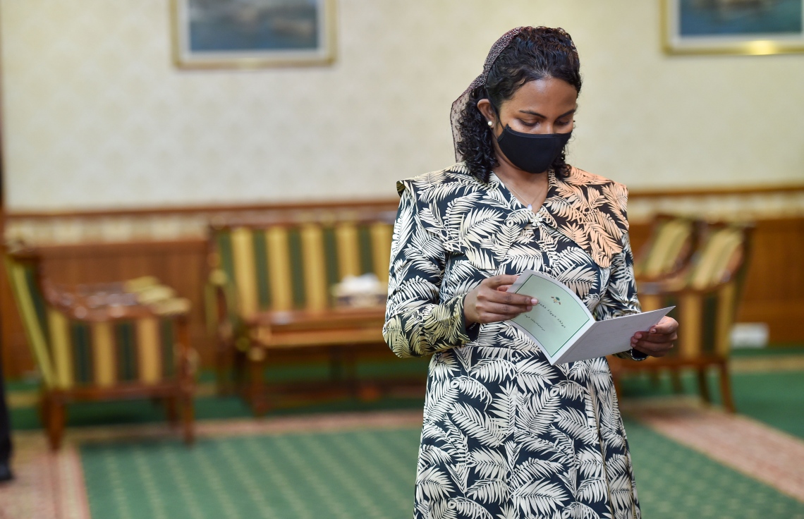 މާލެ: މޭ 6، 2021: އެންވާރްމަންޓް މިނިސްޓަރަކަށް އައްޔަން ކުރެއްވި ޝައުނާ މަގާމުގެ ހުވާ ކުރައްވަނީ.-- ފޮޓޯ: ރައީސް އޮފީސް