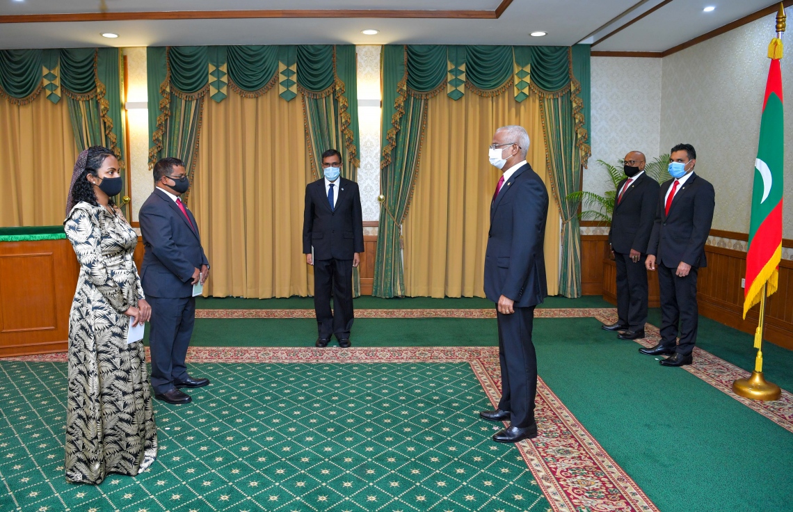 މާލެ: މޭ 6، 2021: ފިޝަރީޒް މިނިސްޓަރަކަށް އައްޔަންކުރެއްވި ޑރ. ހުސެން ރަޝީދު ހަސަނާއި، އަދި އެންވާރްމަންޓް މިނިސްޓަރަކަށް އައްޔަން ކުރެއްވި ޝައުނާ، ރައީސް އިބްރާހިމް މުހައްމަދު ސޯލިހު ކުރިފުޅުމަތީ މަގާމުގެ ހުވާ ކުރައްވަނީ.-- ފޮޓޯ: ރައީސް އޮފީސް