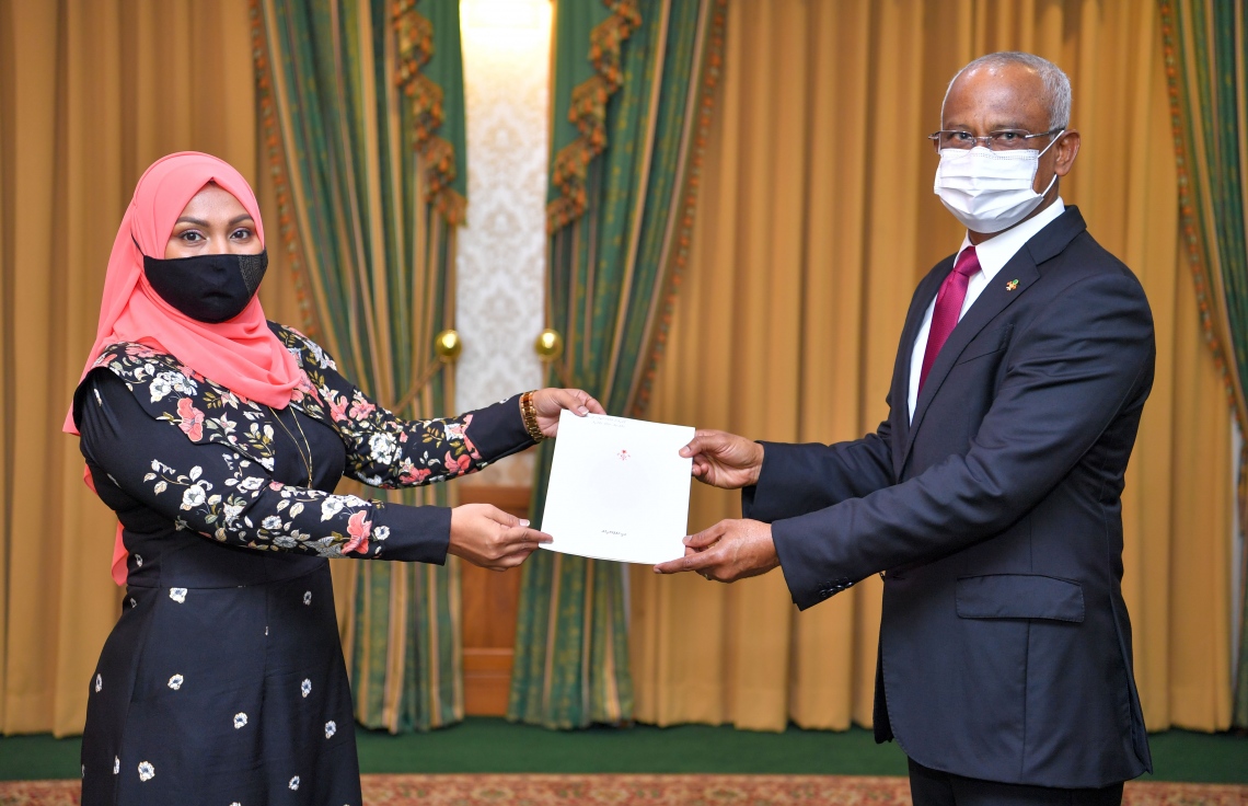 މާލެ: މޭ 6، 2021: މޯލްޑިވްސް ބްރޯޑްކާސްޓިކް ކޮމިޝަނުގެ މެމްބަރުކަމުގެ މަގާމަށް ޝިފްލާ އައްޔަންކުރައްވައި، ރައީސް އިބްރާހީމް މުހައްމަދު ސޯލިހު ލިޔުން ހަވާލުކުރައްވަނީ-- ފޮޓޯ: ރައީސް އޮފީސް