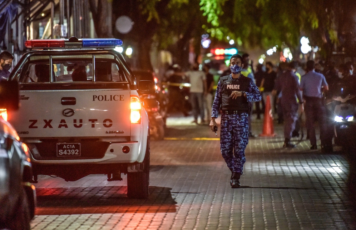 ހަމަލާ ދިން ސަރަހައްދު ފުލުހުންގެ ބެލުމުގެ ދަށުގައި. އެ ސަރަހައްދުގައި ހަތިޔާރާ އެކު ސިފައިން ވެސް ހަރަކާތްތެރިވޭ -- ފޮޓޯ: ނިޝާން އަލީ/ މިހާރު