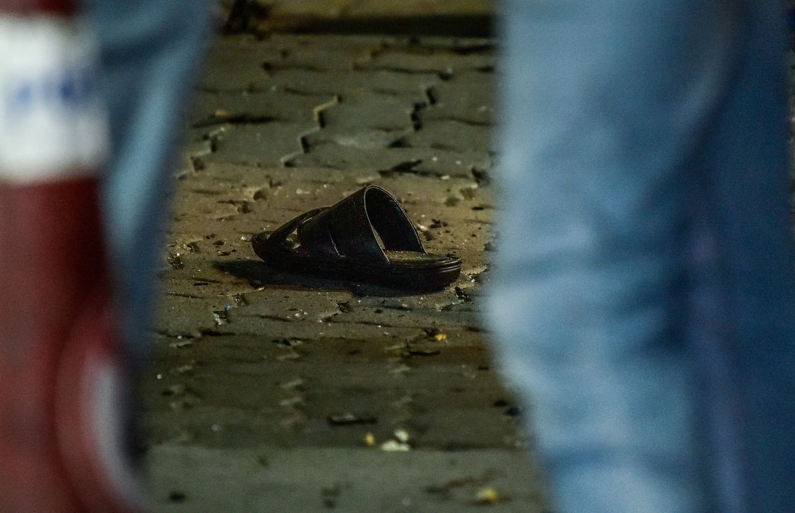 ނަޝީދުގެ ކައިރިން އެއްޗެއް ގޮއްވާލި އިރު، އެ ސަރަހައްދު މަގުމައްޗަށް އެއްޗެހިތައް ބުުރައިގެން ގޮސްފައި-- ފޮޓޯ: ނިޝާން އަލީ