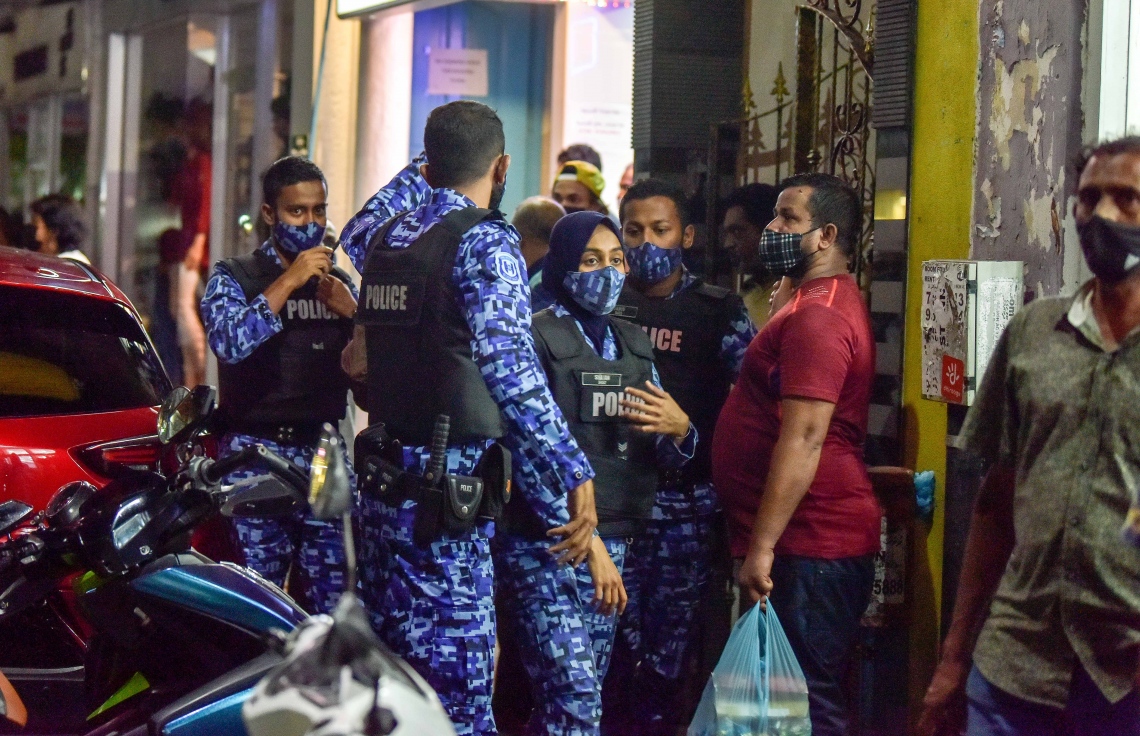 ރައީސް މުހައްމަދު ނަޝީދު ކާރަށް، އަރައި ވަޑައިގަންނަވަނިކޮށް އެއްޗެއް ގޮއްވާލެއްވުމުން، އެ ސަރަހައްދުގައި ސިފައިންނާއި ފުލުހުން ހަރަކާތްތެރިވަނީ-- ފޮޓޯ: މިހާރު