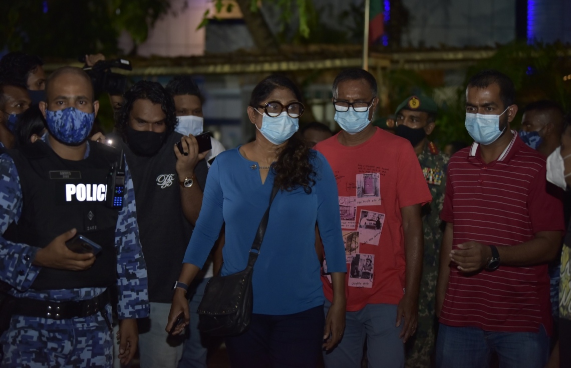 އޭޑީކޭ އިން ޑިފެންސް މިނިސްޓަރު މާރިޔާ ނިކުމެވަޑައިގަންނަވަނީ--. ފޮޓޯ: ނިޝާން އަލީ