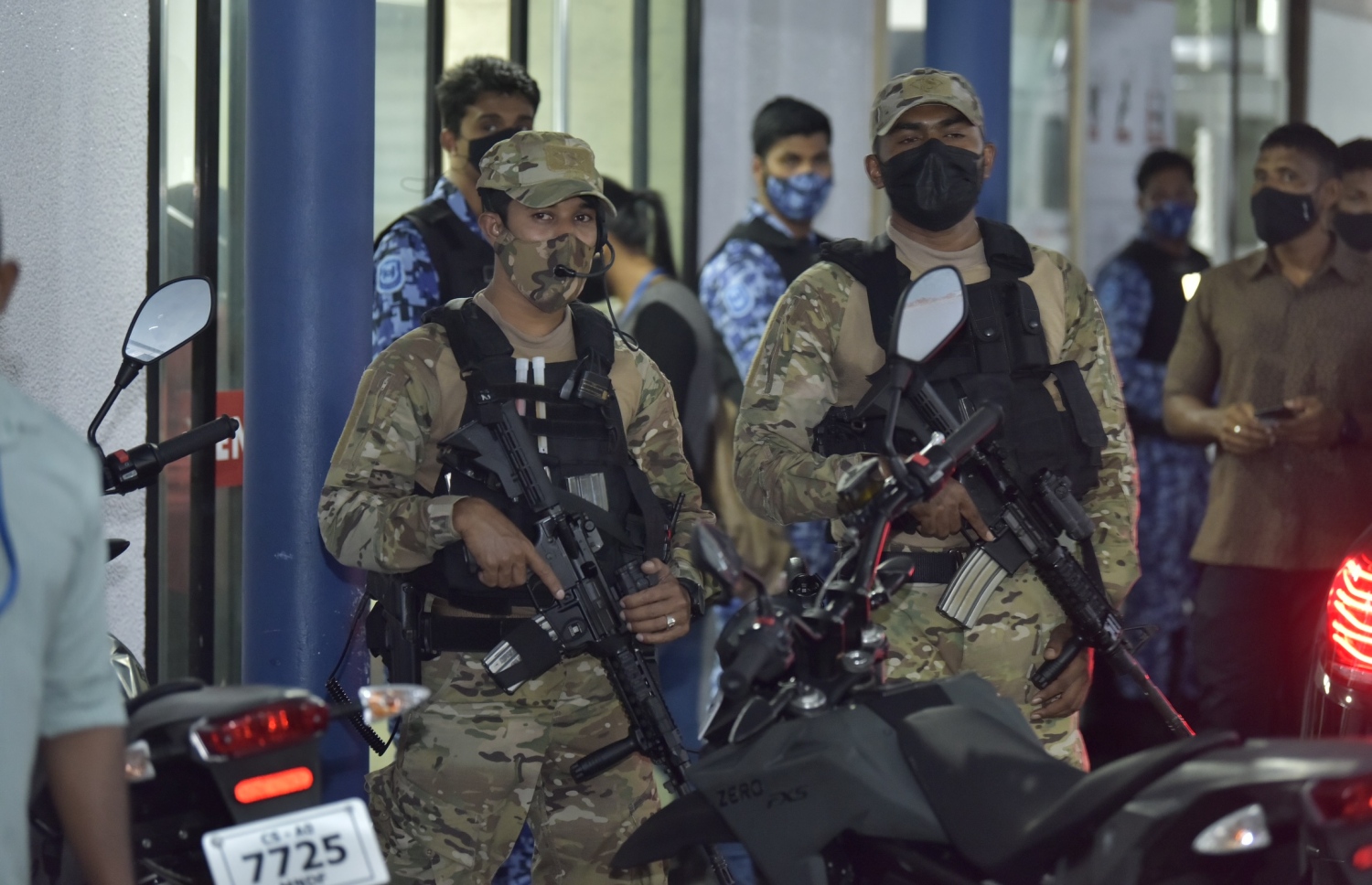 ނަޝީދު އަވަހާރަ ކޮށްލަން ދިން ޓެރަރިސްޓް ހަމަލައަށް ފަހު، އޭޑީކޭ ހޮސްޕިޓަލް ކައިރީގައި ސިފައިން ހަތިޔާރާއެކު ހަރަކާތްތެރިވަނީ.---ފޮޓޯ: ނިޝާން އަލީ/މިހާރު