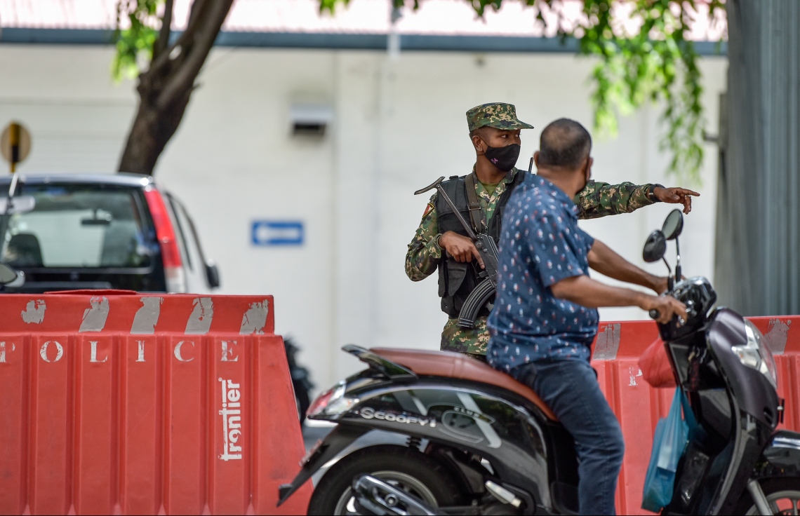 މާލެ: މޭ 7، 2021: ރައްޔިތުންގެ މަޖިލީހުގެ ރައީސް މުހައްމަދު ނަޝީދު ކާރުކޮޅަށް އަރުއްވަނިކޮށް އެ މަނިކުފާނަށް އަމާޒުކޮށް، އެއްޗެއް ގޮއްވައިލުމުގެ ސަބަބުން ނަޝީދަށް އަނިޔާވުމާ ގުޅިގެން ފުލުހުންގެ އެލާޓް ލެވެލް ތިނަކަށް މަތިކޮށް މާލޭގެ އެކި ސަރަހައްދުތަކުގައި ސިފައިން ހަތިޔާރާއެކު ފޯރިމަރަނީ: ނަޝީދަށް ހަމަލާ ދީފައި ވަނީ އެ މަނިކުފާނު ދިރިއުޅުއްވާ ގެކޮޅު ކަމަށްވާ ގ.ކެނެރީގެ ހުންނަ، ކެނެރީމަގުގެ ކޮޅުން މަޖީދީމަގުގައި ކުރީގެ އެމެޓީ ފިހާރަ ހުންނަ ކަންމަތިން. މި ހަމަލާގައި ނަޝީދުގެ މޫނުފުޅަށް ކޮންމެވެސް ވަރެއްގެ ޒަހަމްތަކެއް ލިބިވަޑައިގަތަސް ފުރާނފުޅަށް ނުރައްކާވާ ވަރުގެ އެއްވެސް ގެއްލުމެއް ލިބިވަޑައެއް ނުގަންނަވައި ކަމަށް ނަޝީދަށް ފަރުވާދެމުން އަންނަ އޭޑީކޭ ހޮސްޕިޓަލުން ވަނީ ބުނެފައި. އެ ސަރަހައްދު ބަންދުކޮށް ފުލުހުންނާއި ފުލުހުންގެ ފޮރެންސިކް ޓީމުން އަންނަނީ މި ހާދިސާ ހިނގި ސަރަހައްދުން ތަހުގީގަށް ބޭނުންވާ ހެކި އެއްކުރަމުން.-- ފޮޓޯތައް: ނިޝާން އަލީ /މިހާރު