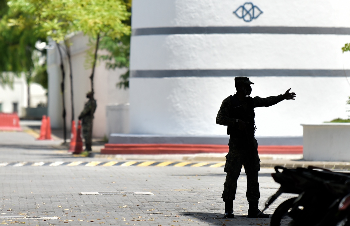 މާލެ: މޭ 7، 2021: ރައްޔިތުންގެ މަޖިލީހުގެ ރައީސް މުހައްމަދު ނަޝީދު ކާރުކޮޅަށް އަރުއްވަނިކޮށް އެ މަނިކުފާނަށް އަމާޒުކޮށް، އެއްޗެއް ގޮއްވައިލުމުގެ ސަބަބުން ނަޝީދަށް އަނިޔާވުމާ ގުޅިގެން ފުލުހުންގެ އެލާޓް ލެވެލް ތިނަކަށް މަތިކޮށް މާލޭގެ އެކި ސަރަހައްދުތަކުގައި ސިފައިން ހަތިޔާރާއެކު ފޯރިމަރަނީ: ނަޝީދަށް ހަމަލާ ދީފައި ވަނީ އެ މަނިކުފާނު ދިރިއުޅުއްވާ ގެކޮޅު ކަމަށްވާ ގ.ކެނެރީގެ ހުންނަ، ކެނެރީމަގުގެ ކޮޅުން މަޖީދީމަގުގައި ކުރީގެ އެމެޓީ ފިހާރަ ހުންނަ ކަންމަތިން. މި ހަމަލާގައި ނަޝީދުގެ މޫނުފުޅަށް ކޮންމެވެސް ވަރެއްގެ ޒަހަމްތަކެއް ލިބިވަޑައިގަތަސް ފުރާނފުޅަށް ނުރައްކާވާ ވަރުގެ އެއްވެސް ގެއްލުމެއް ލިބިވަޑައެއް ނުގަންނަވައި ކަމަށް ނަޝީދަށް ފަރުވާދެމުން އަންނަ އޭޑީކޭ ހޮސްޕިޓަލުން ވަނީ ބުނެފައި. އެ ސަރަހައްދު ބަންދުކޮށް ފުލުހުންނާއި ފުލުހުންގެ ފޮރެންސިކް ޓީމުން އަންނަނީ މި ހާދިސާ ހިނގި ސަރަހައްދުން ތަހުގީގަށް ބޭނުންވާ ހެކި އެއްކުރަމުން.-- ފޮޓޯތައް: ނިޝާން އަލީ /މިހާރު