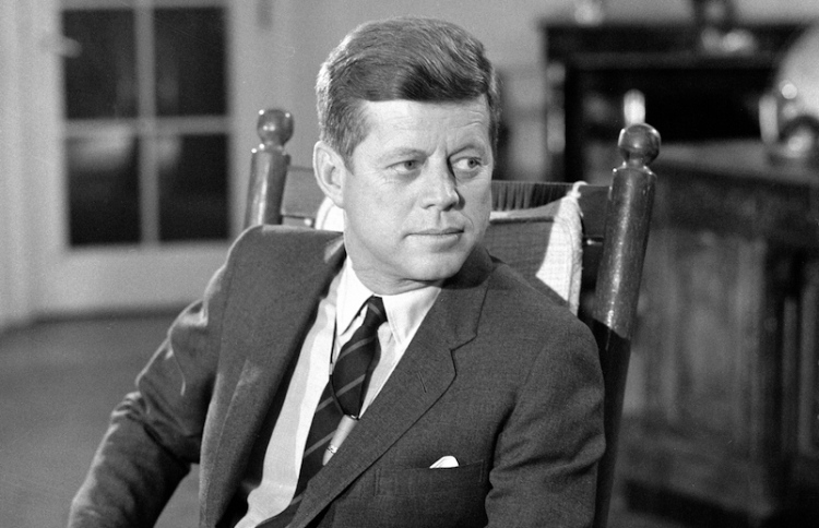 ކެނެޑީގެ ލޯބީގެ ސިޓީތަކެއް ނީލަމެއްގައި ވިއްކާލަނީ