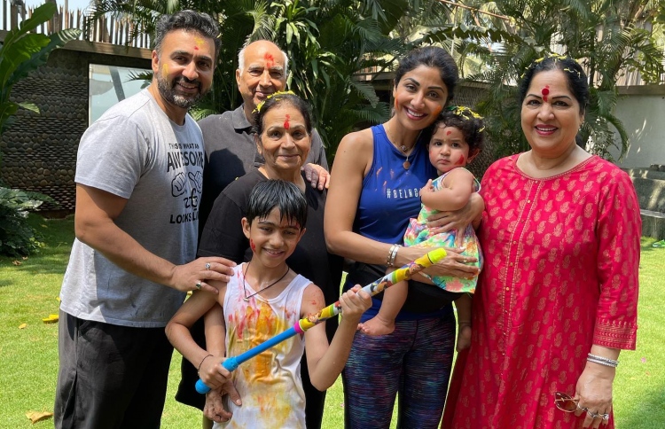 ޝިލްޕާ އާއިލާގެ މީހުންނާ އެކު.