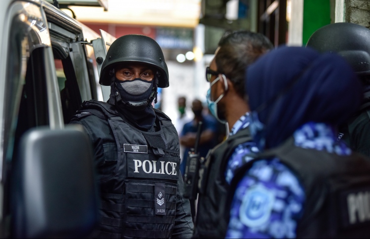 ހަމަލާ ދޭން އުޅުނު ކަމަށް ބުނާ ފަސް މީހުން ވާނުވާއަށް