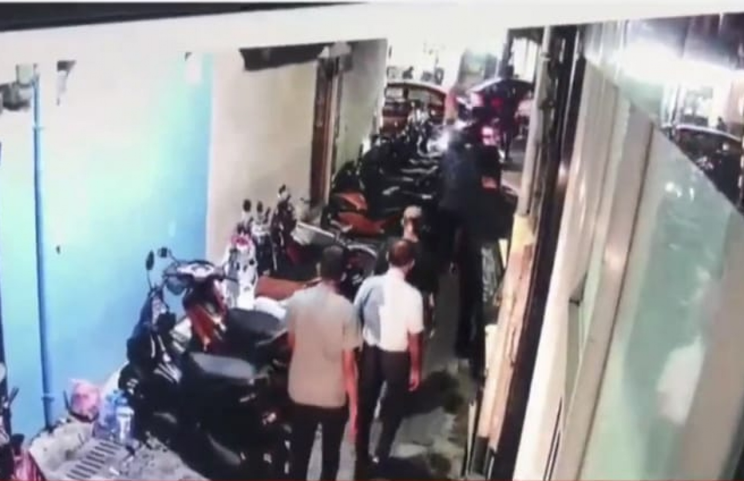 ނަޝީދަށް ހަމަލާދިނުމުގެ އިރުކޮޅެއް ކުރިން އެމަނިކުފާނު ކެނެރީގެ ގޯޅިން ނުކުމެވަޑައިގަންނަވަނީ