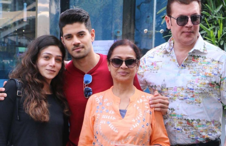 އަދިތިޔާ ދެ ކުދިންނާއި އަންހެނުންނާ އެކު.