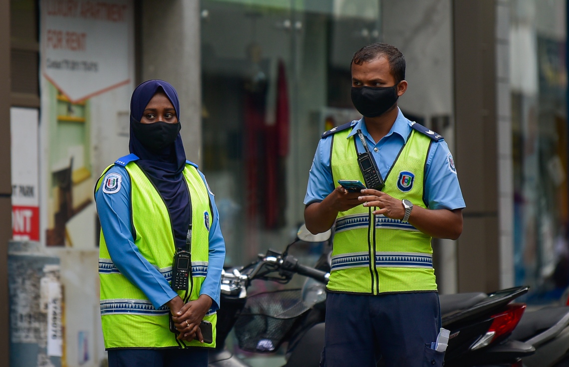 މާލެ- މެއި 13، 2021: މާލޭގައި އިއްޔެ ހަވީރު ކާފިއު ހިންގާފައި އޮތް އިރު ފުލުހުން މަގުތައް ބަލަހައްޓަނީ: ކޮވިޑްގެ ހާލަތު ވަރަށް ބޮޑަށް އަނެއްކާވެސް ވަނީ ގޯސްވެފައި. އިއްޔެ އިން ފެށިގެން ވަަނީ ހަރުކަށި ފިޔަވަޅުތައް އަޅައި ތަންފީޒު ކުރަން ފަށާފައި -- ފޮޓޯ:އަހުމަދު އަވްޝަން އިލްޔާސް/ މިހާރު