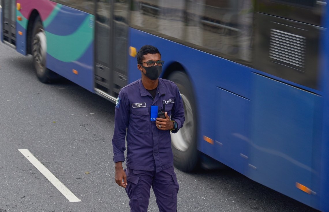 މާލެ- މެއި 13، 2021: މާލޭގައި އިއްޔެ ހަވީރު ކާފިއު ހިންގާފައި އޮތް އިރު ފުލުހަކު ހަރަކާތްތެރިވަނީ: ކޮވިޑްގެ ހާލަތު ވަރަށް ބޮޑަށް އަނެއްކާވެސް ގޯސްވެ، ސަރުކާރުން ވަނީ އިއްޔެ އިން ފެށިގެން ފިޔަވަޅުތައް އަޅައިފައި. ޒަރޫރީ ބޭނުންތަކަށް ހުއްދަ އާ އެކު ނޫނީ ގެއިން ބޭރަކަށް ނުނިކުމެވޭ -- ފޮޓޯ:އަހުމަދު އަވްޝަން އިލްޔާސް/ މިހާރު