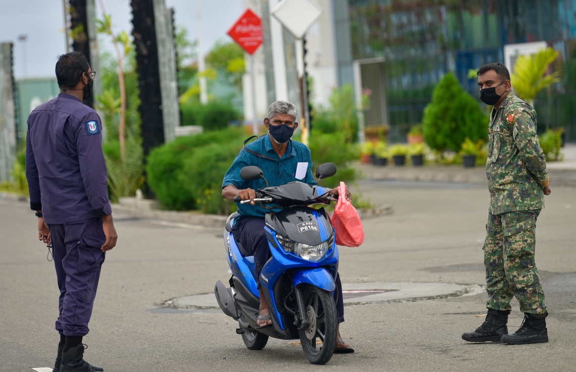 މާލެ- މެއި 13، 2021: މާލޭގައި އިއްޔެ ހަވީރު ކާފިއު ހިންގާފައި: ކޮވިޑްގެ ހާލަތު ވަރަށް ބޮޑަށް އަނެއްކާވެސް ގޯސްވެ، ސަރުކާރުން ވަނީ އިއްޔެ އިން ފެށިގެން ފިޔަވަޅުތައް އަޅައިފައި. ޒަރޫރީ ބޭނުންތަކަށް ހުއްދަ އާ އެކު ނޫނީ ގެއިން ބޭރަކަށް ނުނިކުމެވޭ -- ފޮޓޯ:އަހުމަދު އަވްޝަން އިލްޔާސް/ މިހާރު