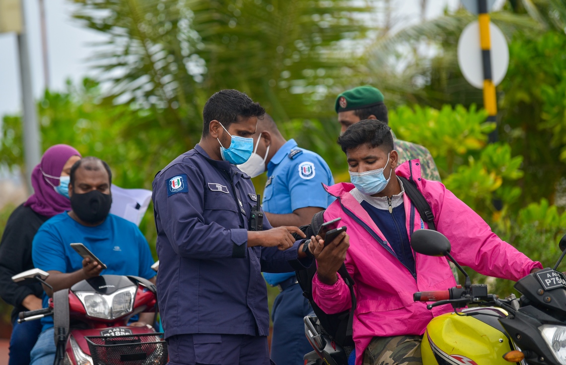 މާލެ- މެއި 13، 2021: މާލޭގައި އިއްޔެ ހަވީރު ކާފިއު ހިންގާފައި: ކޮވިޑްގެ ހާލަތު ވަރަށް ބޮޑަށް އަނެއްކާވެސް ގޯސްވެ، ސަރުކާރުން ވަނީ އިއްޔެ އިން ފެށިގެން ފިޔަވަޅުތައް އަޅައިފައި. ޒަރޫރީ ބޭނުންތަކަށް ހުއްދަ އާ އެކު ނޫނީ ގެއިން ބޭރަކަށް ނުނިކުމެވޭ -- ފޮޓޯ:އަހުމަދު އަވްޝަން އިލްޔާސް/ މިހާރު