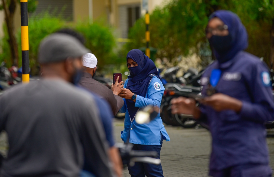 މާލެ- މެއި 13، 2021: ކާފިއު ހިންގާފައި އޮތް އިރު ފުލުހުން އިއްޔެ މަގުމަތީގައި ހަރަކާތްތެރިވެ މީހުންނާ ސުވާލުކުރަނީ -- ފޮޓޯ:އަހުމަދު އަވްޝަން އިލްޔާސް/ މިހާރު