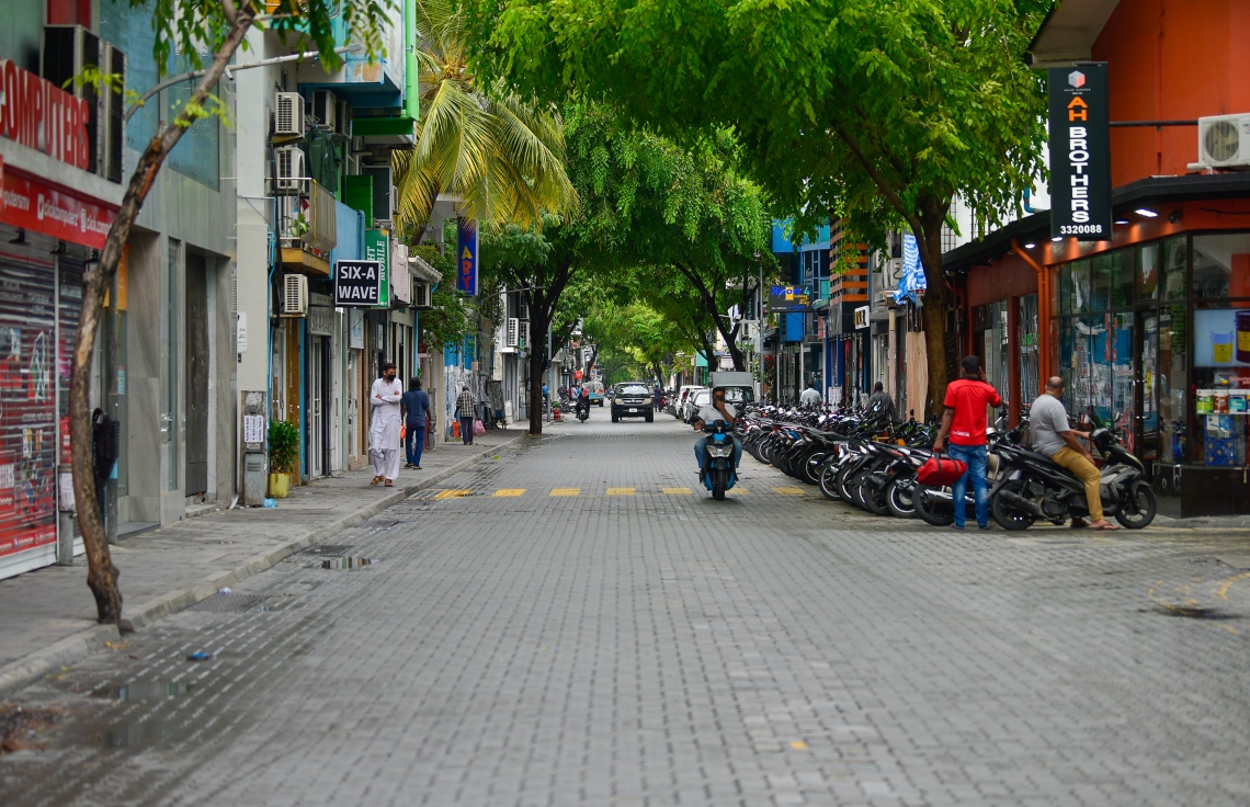 މާލެ- މޭއި 12، 2021: ރާއްޖޭގައި ކޮވިޑް-19ގެ ކޭސްތަށް ގިނަވުމާއި ގުޅިގެން މިއަދުން ފެށިގެން އެއް ހަފުތާގެ މުއްދަތަށް ކޮންމެ ދުވަހެއްގެ ހަވީރު 4 އިން ފަތިހު 4 އާ ހަމައަށް މާލޭ ސަރަހައްދުގައި ކާފިއު އިއުލާން ކުރުން.-- ފޮޓޯ:އަހުމަދު އަވްޝަން އިލްޔާސް/ މިހާރު