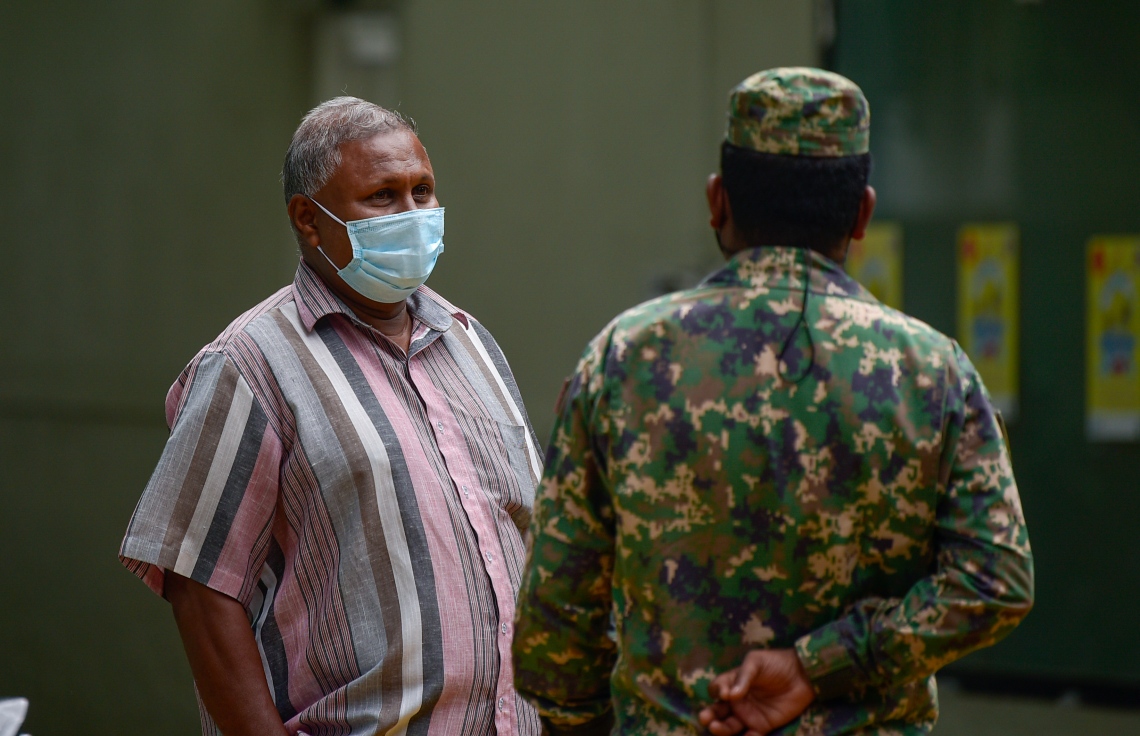 މާލެ- މެއި 13، 2021: ކާފިއު ހިންގާފައި އޮތް އިރު ސިފައިންގެ މީހަކު މަގުތައް ބަލަހައްޓަނީ: މި ކާފިއު ހަފުތާއަކަށް ދެމިގެންދާނެ، ސަރުކާރުގެެ ބޭނުމަކީ މިހާރު އޮތް ކޮވިޑްގެ ރާޅުގެ ބާރު ދަށްކޮށްލުންް-- ފޮޓޯ:އަހުމަދު އަވްޝަން އިލްޔާސް/ މިހާރު