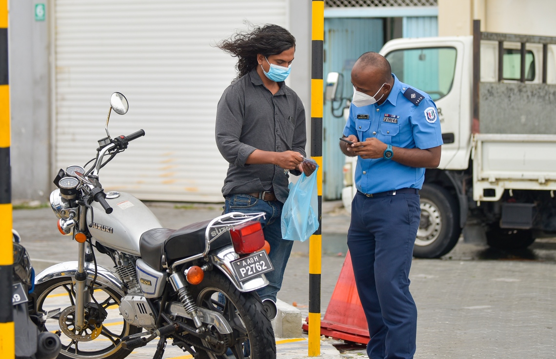 މާލެ- މެއި 13، 2021: މާލޭގައި އިއްޔެ ހަވީރު ކާފިއު ހިންގާފައި އޮއްވާ ފުލުހުން މަގުތައް ބަލަހައްޓަނީ: ކޮވިޑްގެ ހާލަތު ވަރަށް ބޮޑަށް އަނެއްކާވެސް ގޯސްވެ، ސަރުކާރުން ވަނީ އިއްޔެ އިން ފެށިގެން ފިޔަވަޅުތައް އަޅައިފައި. ޒަރޫރީ ބޭނުންތަކަށް ހުއްދަ އާ އެކު ނޫނީ ގެއިން ބޭރަކަށް ނުނިކުމެވޭ -- ފޮޓޯ:އަހުމަދު އަވްޝަން އިލްޔާސް/ މިހާރު