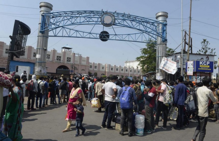 އިންޑިއާއަށް ދިގު ލޮކްޑައުންއެއް ބޭނުންވާ ކަމަށް ބުނެފި