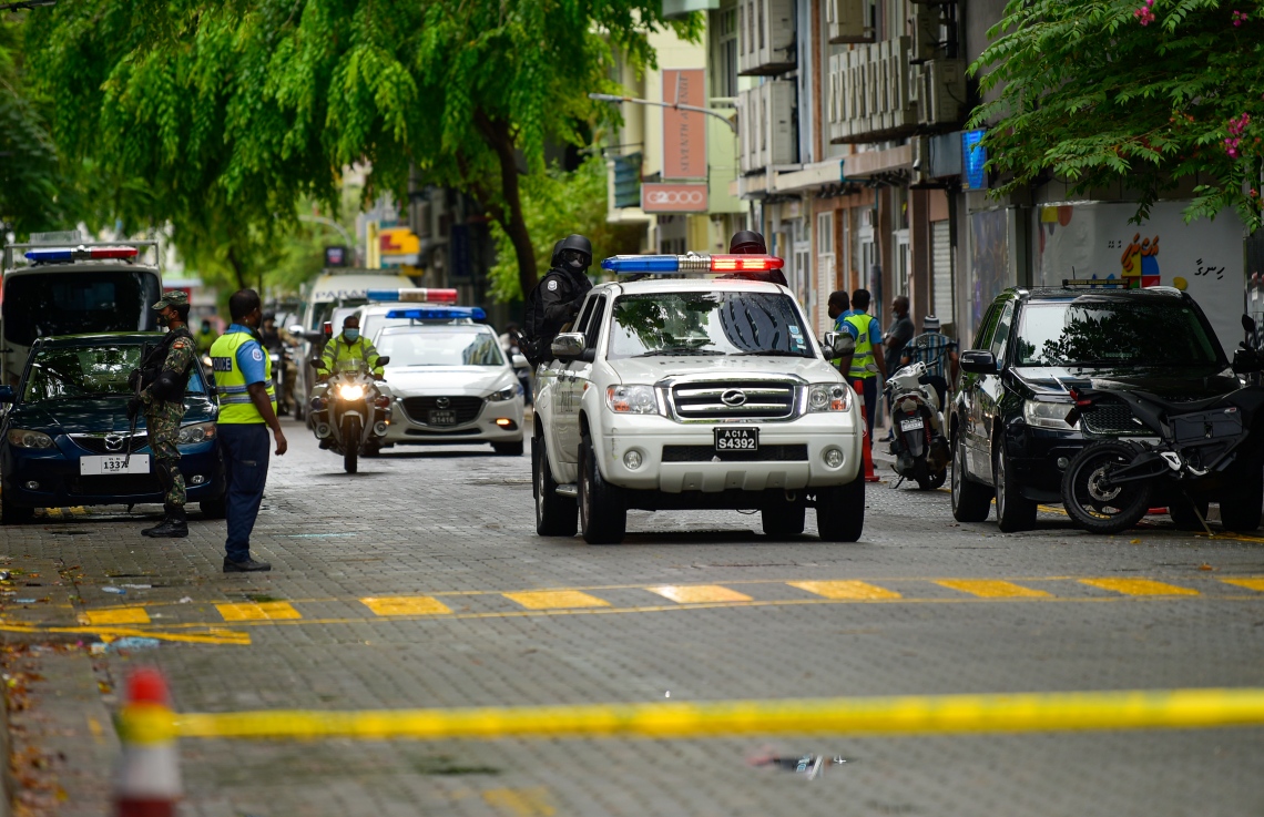 މާލެ- މެއި 13، 2021: ކުރީގެ ރައީސް މުހަންމަދު ނަޝީދު އަވަހާރަކޮށްލަން މިދިޔަ ބުރާސްފަތި ދުވަހުގެ ރޭ މާލޭގައި ގޮއްވާލި ބޮމުގެ ހަމަލާގައި ޒަހަމްވެ ވަޑައިގަތުމަށް ފަހު، އިތުރު ފަރުވާ އަށް އެމަނިކުފާނު ޖަރުމަނުވިލާތަށް ގެންދާތީ ފުލުހުންނާއި ސިފައިން މަގުތައް ބަލަހައްޓަނީ: މާލޭގެ ސެކިއުރިޓީ މިއަދު ވަނީ ވަރަށް ބޮޑަށް ވަރުގަދަކޮށްފައި -- ފޮޓޯ: އަހުމަދު އަވްޝަން/ މިހާރު