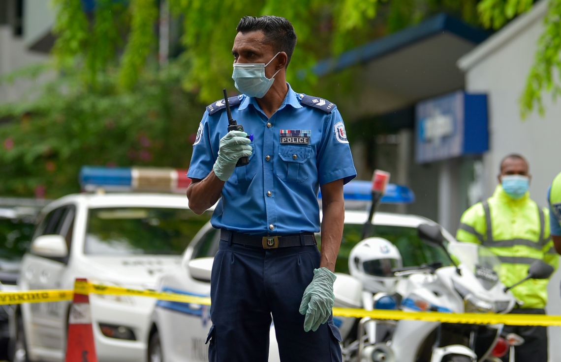 މާލެ- މެއި 13، 2021: ކުރީގެ ރައީސް މުހަންމަދު ނަޝީދު އަވަހާރަކޮށްލަން މިދިޔަ ބުރާސްފަތި ދުވަހުގެ ރޭ މާލޭގައި ގޮއްވާލި ބޮމުގެ ހަމަލާގައި ޒަހަމްވެ ވަޑައިގަތުމަށް ފަހު، އިތުރު ފަރުވާ އަށް އެމަނިކުފާނު ޖަރުމަނުވިލާތަށް ގެންދާތީ ފުލުހުން މަގުތައް ބަލަހައްޓަނީ: މާލޭގެ ސެކިއުރިޓީ މިއަދު ވަނީ ވަރަށް ބޮޑަށް ވަރުގަދަކޮށްފައި -- ފޮޓޯ: އަހުމަދު އަވްޝަން/ މިހާރު