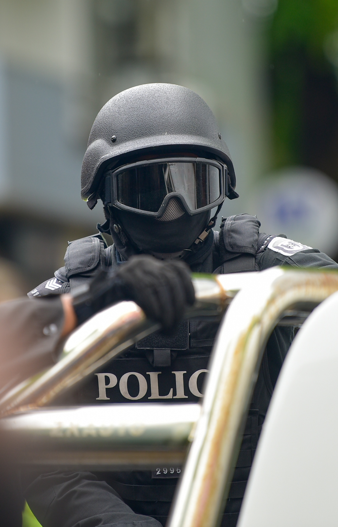 މާލެ- މެއި 13، 2021: ކުރީގެ ރައީސް މުހަންމަދު ނަޝީދު އަވަހާރަކޮށްލަން މިދިޔަ ބުރާސްފަތި ދުވަހުގެ ރޭ މާލޭގައި ގޮއްވާލި ބޮމުގެ ހަމަލާގައި ޒަހަމްވެ ވަޑައިގަތުމަށް ފަހު، އިތުރު ފަރުވާ އަށް އެމަނިކުފާނު ޖަރުމަނުވިލާތަށް ގެންދަން އެއާޕޯޓަށް ގެންދާއިރު ސެކިއުރިޓީ ހަރަކާތްތެރިިވަނީ: އެމަނިކުފާނާއި މާލޭގެ ސެކިއުރިޓީ މިއަދު ވަނީ ވަރަށް ވަރުގަދަކޮށްފައި -- ފޮޓޯ: އަހުމަދު އަވްޝަން/ މިހާރު