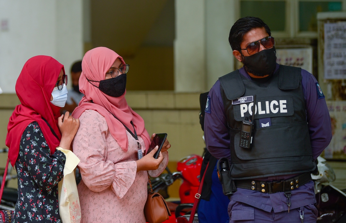 މާލެ- މެއި 13، 2021: ކުރީގެ ރައީސް މުހަންމަދު ނަޝީދު އަވަހާރަކޮށްލަން މިދިޔަ ބުރާސްފަތި ދުވަހުގެ ރޭ މާލޭގައި ގޮއްވާލި ބޮމުގެ ހަމަލާގައި ޒަހަމްވެ ވަޑައިގަތުމަށް ފަހު، އިތުރު ފަރުވާ އަށް އެމަނިކުފާނު ޖަރުމަނުވިލާތަށް ގެންދާތީ އޭޑީކޭ ސަރަހައްދުގައި މީހުން އެއްވެފައި: ނަޝީދު ދެކިލުމަށް ވަރަށް ގިނަ ބަޔަކު އޭޑީކޭ ސަރަހައްދަށް ދިޔަ -- ފޮޓޯ: އަހުމަދު އަވްޝަން/ މިހާރު