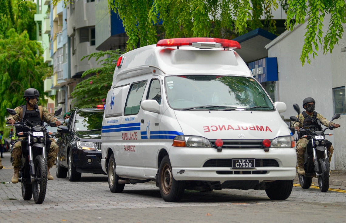 މާލެ- މެއި 13، 2021: ކުރީގެ ރައީސް މުހަންމަދު ނަޝީދު އަވަހާރަކޮށްލަން މިދިޔަ ބުރާސްފަތި ދުވަހުގެ ރޭ މާލޭގައި ގޮއްވާލި ބޮމުގެ ހަމަލާގައި ޒަހަމްވެ ވަޑައިގަތުމަށް ފަހު، އިތުރު ފަރުވާ އަށް އެމަނިކުފާނު ޖަރުމަނުވިލާތަށް ގެންދަން އެއާޕޯޓަށް ގެންދަނީ: އެމަނިކުފާނާއި މާލޭގެ ސެކިއުރިޓީ މިއަދު ވަނީ ވަރަށް ވަރުގަދަކޮށްފައި -- ފޮޓޯ: އަހުމަދު އަވްޝަން/ މިހާރު