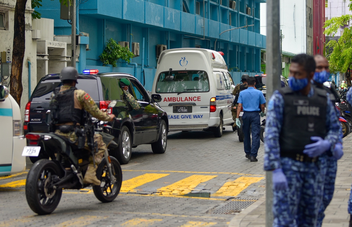 މާލެ- މެއި 13، 2021: ކުރީގެ ރައީސް މުހަންމަދު ނަޝީދު އަވަހާރަކޮށްލަން މިދިޔަ ބުރާސްފަތި ދުވަހުގެ ރޭ މާލޭގައި ގޮއްވާލި ބޮމުގެ ހަމަލާގައި ޒަހަމްވެ ވަޑައިގަތުމަށް ފަހު، އިތުރު ފަރުވާ އަށް އެމަނިކުފާނު ޖަރުމަނުވިލާތަށް ގެންދަން އެއާޕޯޓަށް ގެންދަނީ: އެމަނިކުފާނާއި މާލޭގެ ސެކިއުރިޓީ މިއަދު ވަނީ ވަރަށް ވަރުގަދަކޮށްފައި -- ފޮޓޯ: އަހުމަދު އަވްޝަން/ މިހާރު