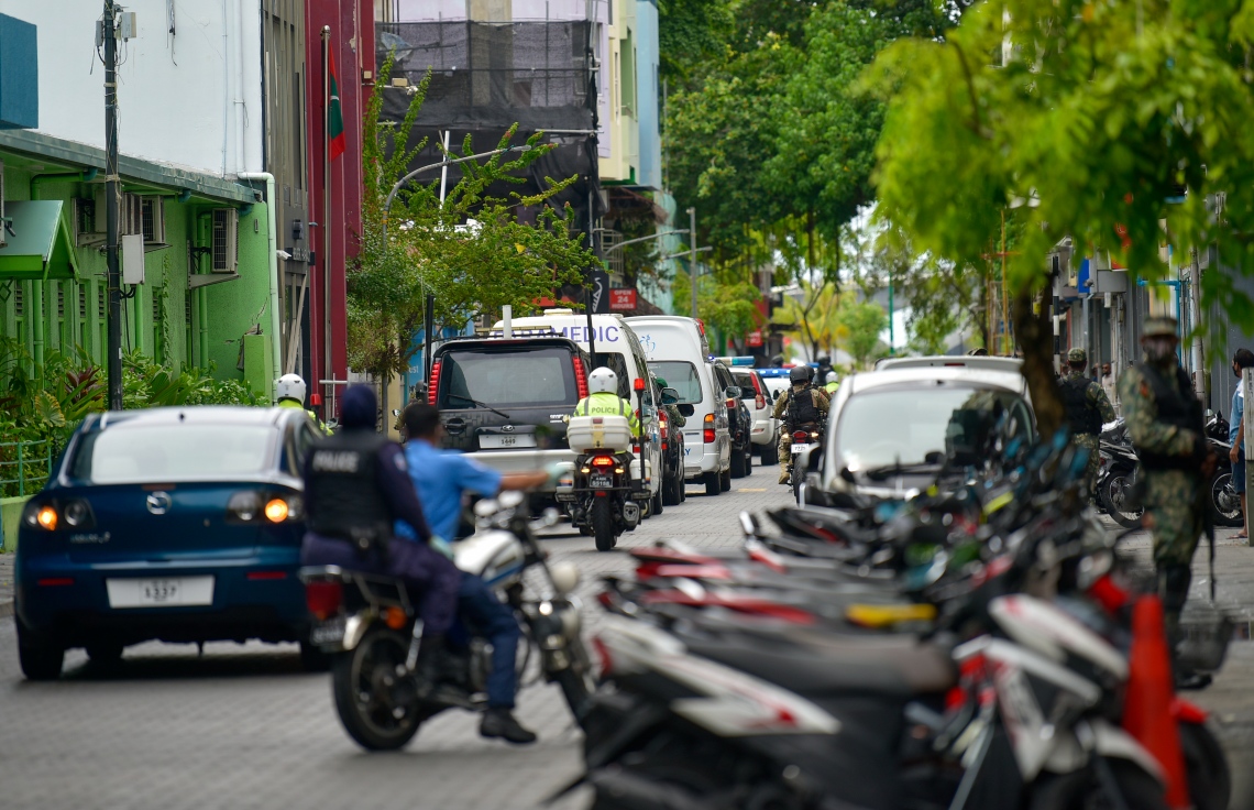 މާލެ- މެއި 13، 2021: ކުރީގެ ރައީސް މުހަންމަދު ނަޝީދު އަވަހާރަކޮށްލަން މިދިޔަ ބުރާސްފަތި ދުވަހުގެ ރޭ މާލޭގައި ގޮއްވާލި ބޮމުގެ ހަމަލާގައި ޒަހަމްވެ ވަޑައިގަތުމަށް ފަހު، އިތުރު ފަރުވާ އަށް އެމަނިކުފާނު ޖަރުމަނުވިލާތަށް ގެންދަން އެއާޕޯޓަށް ގެންދަނީ: އެމަނިކުފާނާއި މާލޭގެ ސެކިއުރިޓީ މިއަދު ވަނީ ވަރަށް ވަރުގަދަކޮށްފައި -- ފޮޓޯ: އަހުމަދު އަވްޝަން/ މިހާރު