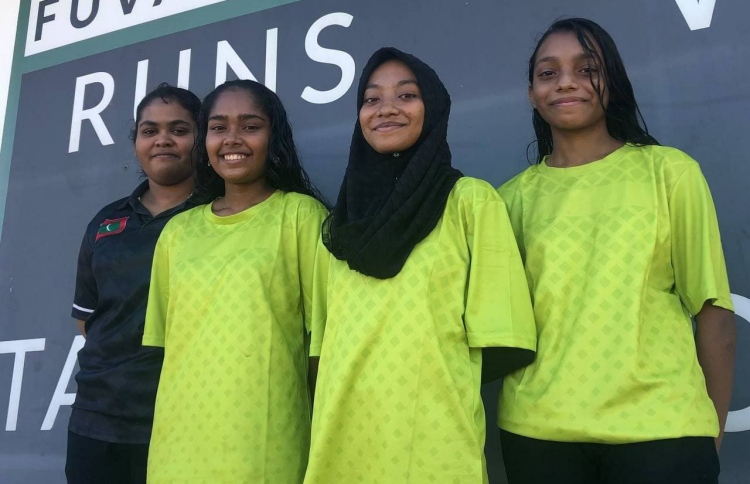 ކްރިކެޓް ކާނިވަލުން މޮޅުވީ އަންހެން އަމްޕަޔަރުން