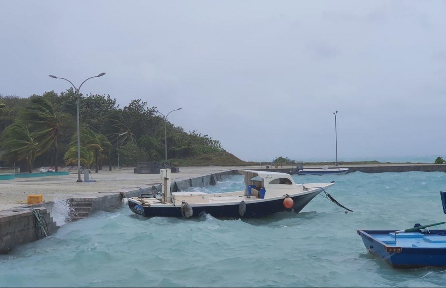 ހއ. އުލިގަން ބަނދަރުގައި ދޯނިތައް އަޅާފައި. މޫސުން ގޯސްވާނެ ކަމަށް ލަފާކޮށް މެޓުން ވަނީ މި ސަރަހައްދަށް ޔެލޯ އެލާޓް ނެރެފައި--